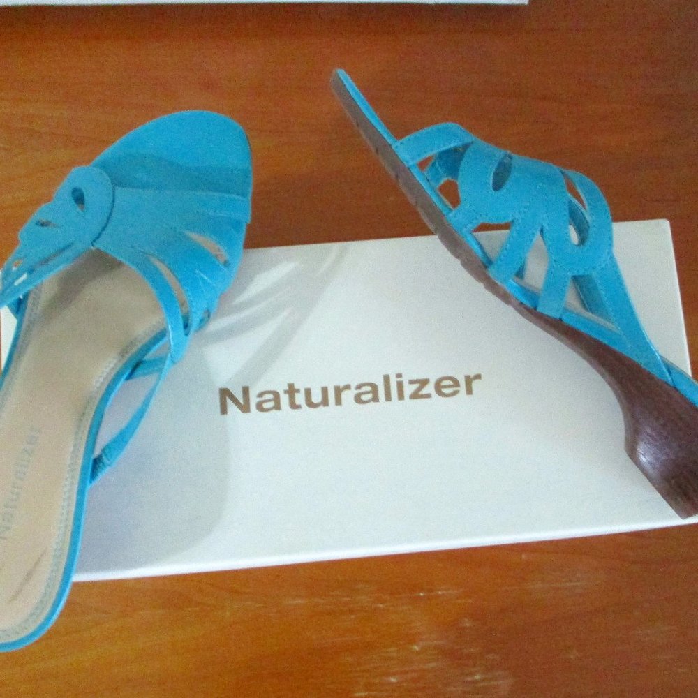 Blue low heeled sandals 7M
